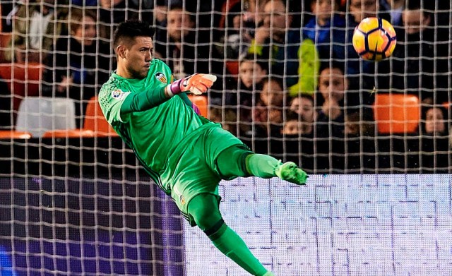 Alves, único valencianista al borde de la sanción