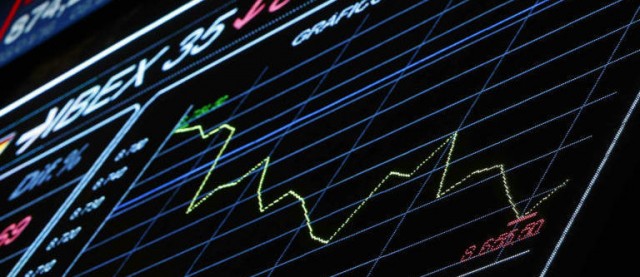Lo que la banca da, la banca quita: el Ibex 35 vuelve a entrar en pérdidas