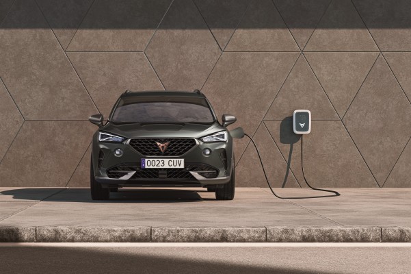 Los coches híbridos se venden ya casi tanto como los gasolina en la Región 