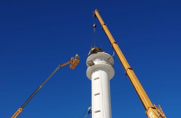 Arranca el derribo del antiguo faro de PortCastelló, paso previo a las obras en el Moll de la Ceràmica