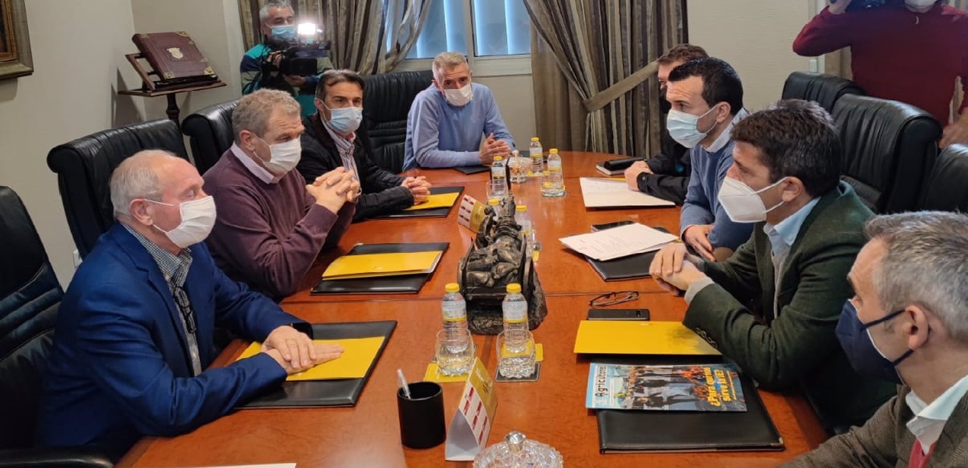 El presidente del PPCV, Carlos Mazón, se reúne con el presidente de la Asociación Valenciana de Agricultores, AVA, -Foto: PPCV  - 