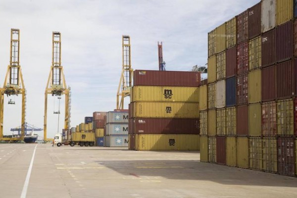 Fomento y estibadores mantienen posturas opuestas a una semana de la huelga