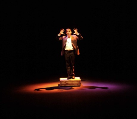 “Escric teatre pel seu poder per a qüestionar el poder”