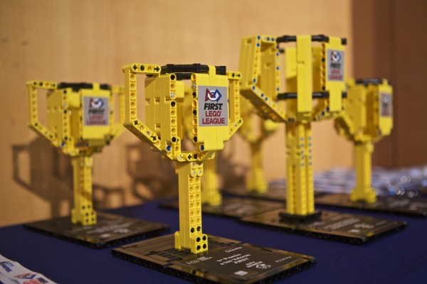 Jóvenes de Alicante, San Vicente, Torrellano y Villena compiten en la First Lego League de la UA