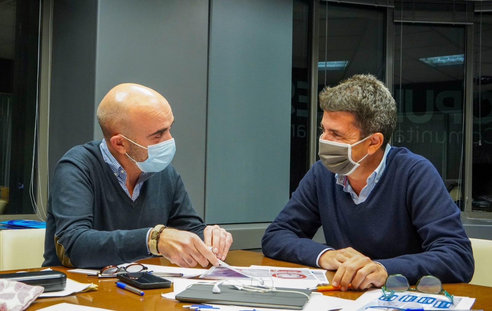 El presidente del PPCV, Carlos Mazón, junto al nuevo director de Gabinete y Estrategia, Daniel Sirera. - 