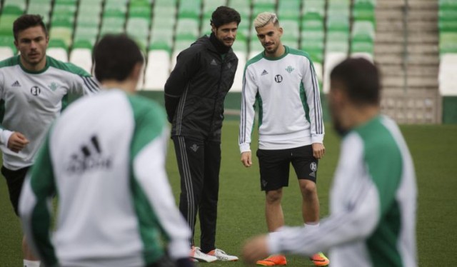 Víctor cambia la imagen del Betis con cinco defensas y dando el mando a Ceballos