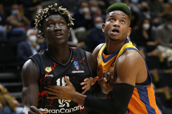El Valencia se juega el liderato en un duelo directo en la pista del Gran Canaria
