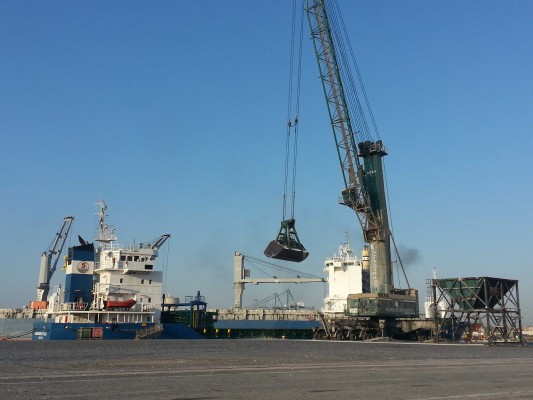 El Ayuntamiento cede ante el Puerto y requiere las licencias de los graneles a las empresas