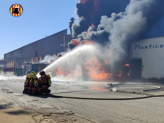 Un incendio calcina una empresa de plásticos en Alcàsser