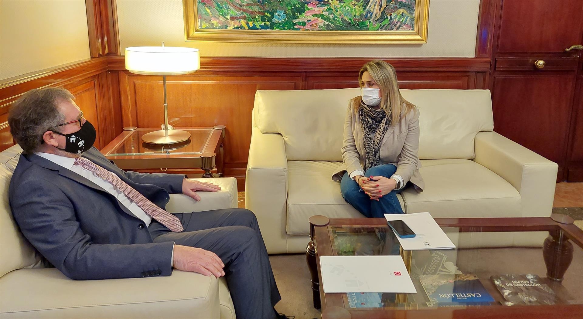 Martí recibe la solicitud de emprender mejoras en el paso peatonal de la zona deportiva de Vall d'Alba