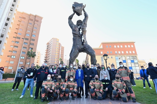 El gigante Tombatossals ya luce la bufanda albinegra por el centenario del Castellón