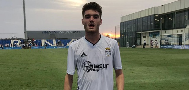 El joven Gerardo Ripoll sale del Mar Menor en busca de minutos