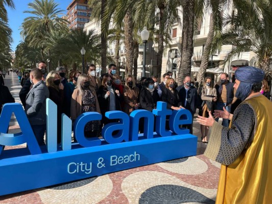 Alicante 'exprime' Santa Bárbara con música y teatro para captar visitantes... y congresos