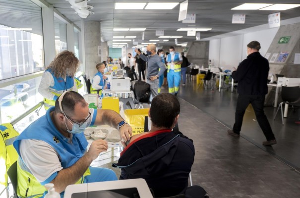 España supera las 15 millones de personas con dosis de refuerzo de la vacuna contra la covi