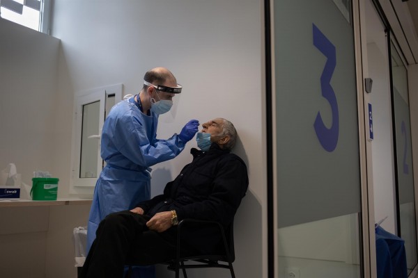 Castellón registra otro fallecido pero los nuevos positivos se reducen levemente a 3.104 