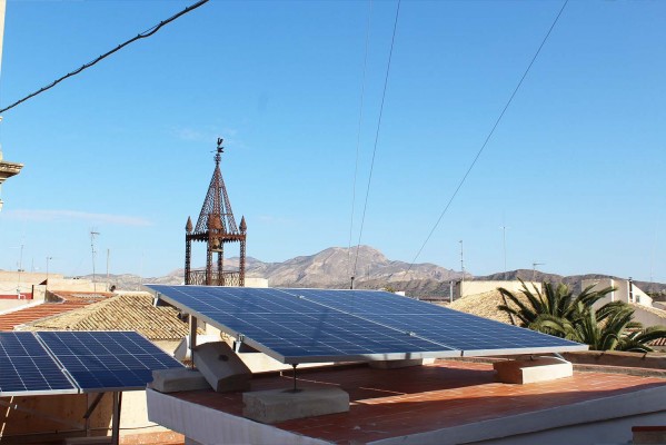 Novelda instala placas solares en las cubiertas de la Casa de la Cultura y el antiguo retén municipal