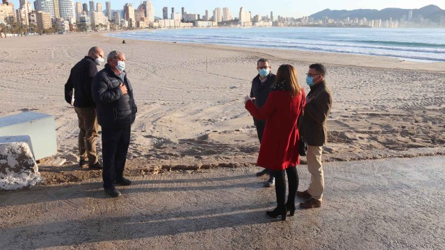 Benidorm derriba el muelle de carga del Paseo de Tamarindos para mejorar el acceso a la playa

