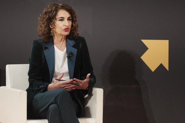 Montero pide al PP altura de miras y que renuncie a 