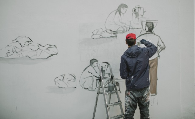 El nuevo mural de Escif denuncia la explotación infantil en la industria de la moda
