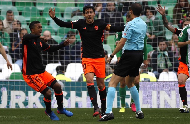 El Valencia CF suma un punto en el Villamarín que no soluciona sus problemas