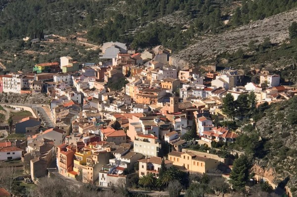Vall de Almonacid cambia la norma urbanística para facilitar la edificación de casas en pendiente