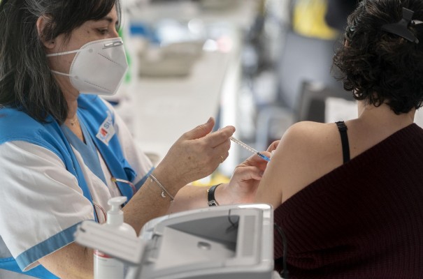  Casi 15 millones de personas han recibido ya la tercera dosis de la vacuna de la covid