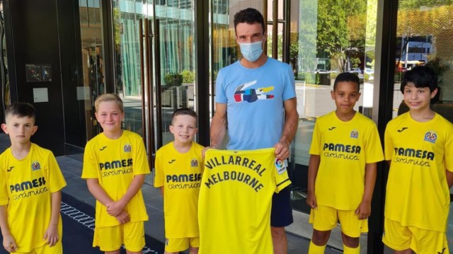 Roberto Bautista visita la Villarreal Melbourne Academy