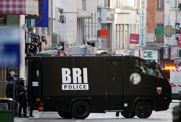 Los detenidos en la operación en Saint Denis estaban preparaban un atentado contra el barrio de La Défense