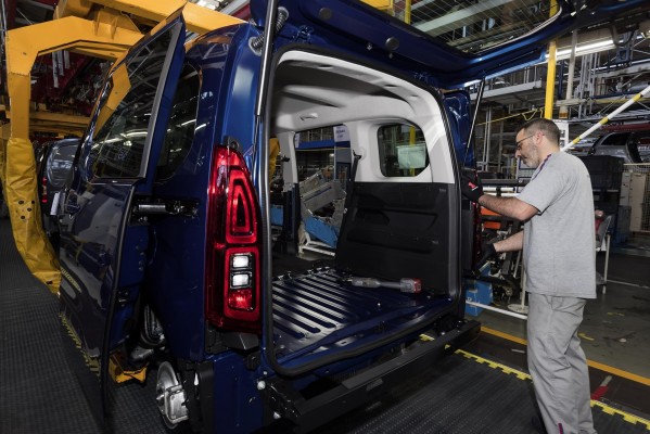 El sector del automóvil se deja 29.000 empleos en España en un año por la falta de chips y la covid