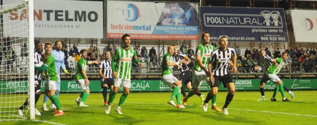 El Castellón vuelve a la senda de la victoria en Cádiz con un equipo renovado... y aguerrido