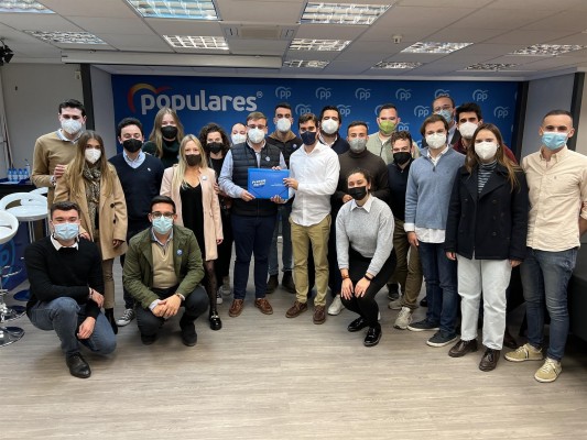 Javier Camarasa presenta 564 avales a su candidatura para presidir NNGG del PP en Valencia