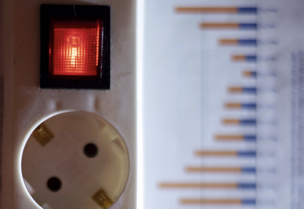 El precio de la luz baja este jueves un 1,8%, pero se mantiene por encima de los 230 euros/MWh
