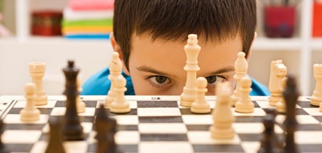 La UA trabaja en mejorar el rendimiento cognitivo de los niños con el ajedrez