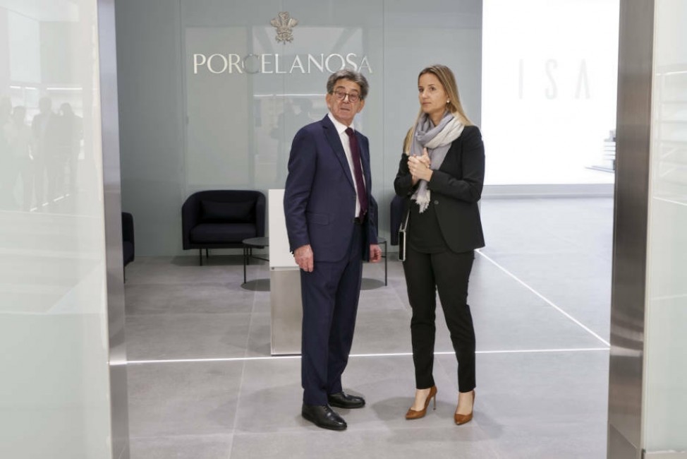 Anna Colonques, directora financiera de Porcelanosa Grupo, junto a su padre y cofundador de la multinacional vila-realense, Héctor Colonques. (Foto: Antonio Pradas) - 
