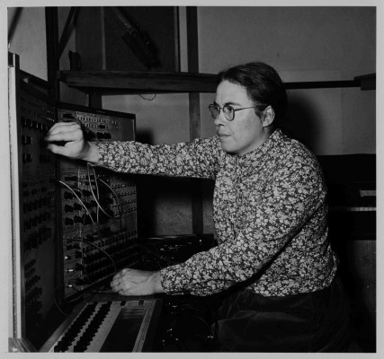 Del Oramics al deep listening: los grandes hallazgos de las mujeres pioneras de la música electrónica