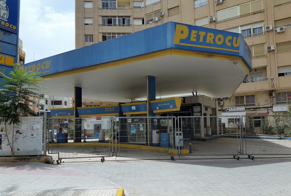 Alzira convoca un concurso para transformar la gasolinera en un espacio en memoria de Luis Suñer
