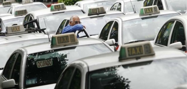 Los taxistas exigen a Puig derechos laborales 