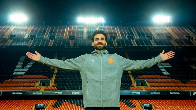 Cömert es un futbolista maduro, concentrado, gana duelos aéreos y tiene buen desplazamiento de balón
