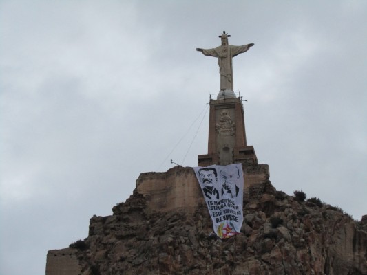Lenin y Stalin 'toman' el Castillo de Monteagudo con una gran pancarta 