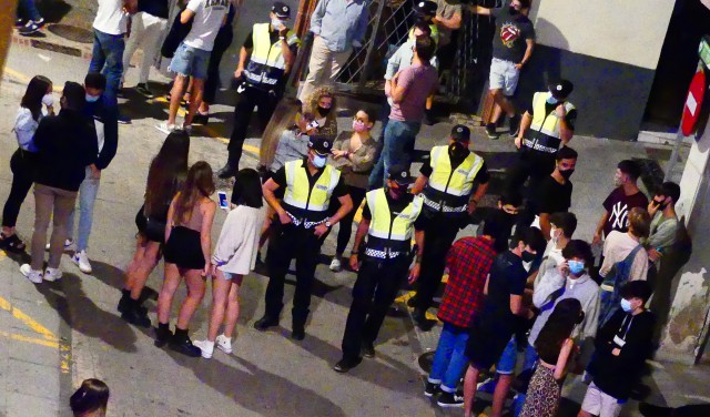 Cartagena recurre a los hosteleros, vecinos, asociaciones de padres y estudiantes para acabar con los botellones