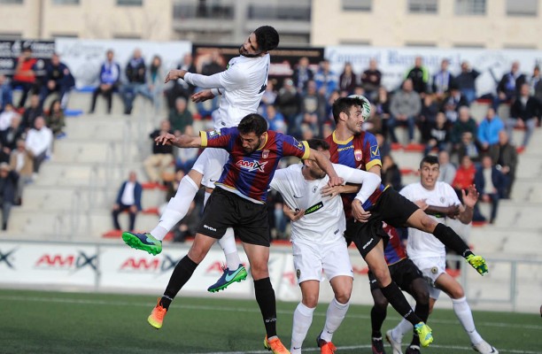 El Hércules se coloca cuarto gracias a la victoria en Elda y el tropezón del Badalona