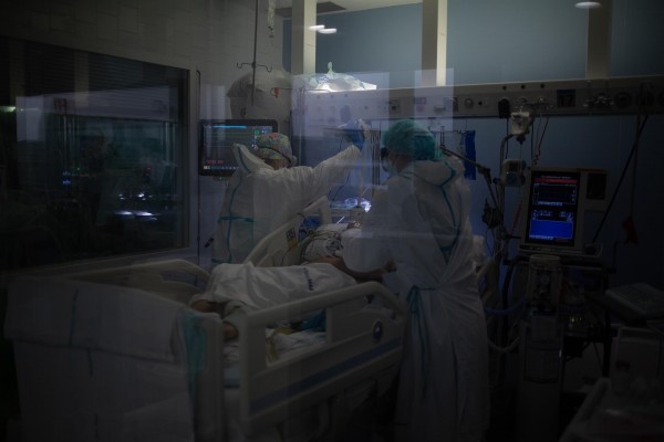 La Comunitat registra las cifras más altas de muertes y contagios de la sexta ola: 42 fallecidos y 30.585 casos 
