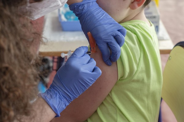 Los niños entre 5 y 11 años contagiados recibirán una sola dosis a las ocho semanas de la infección