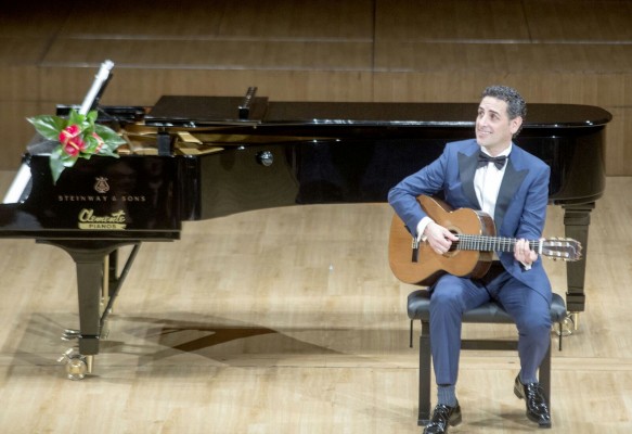 Sabe tanto el tenor peruano que no se resiste a exhibir sus poderes