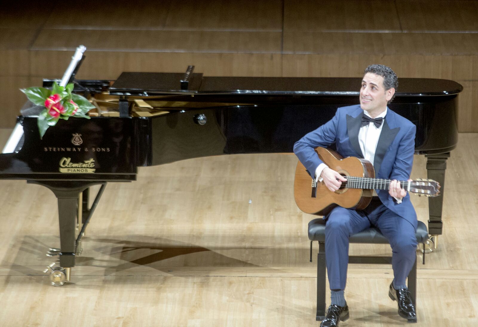 Sabe tanto el tenor peruano que no se resiste a exhibir sus poderes