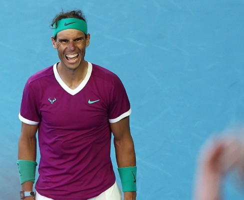 Nadal evita la remontada de Shapovalov pese a los problemas físicos y pasa a semifinales