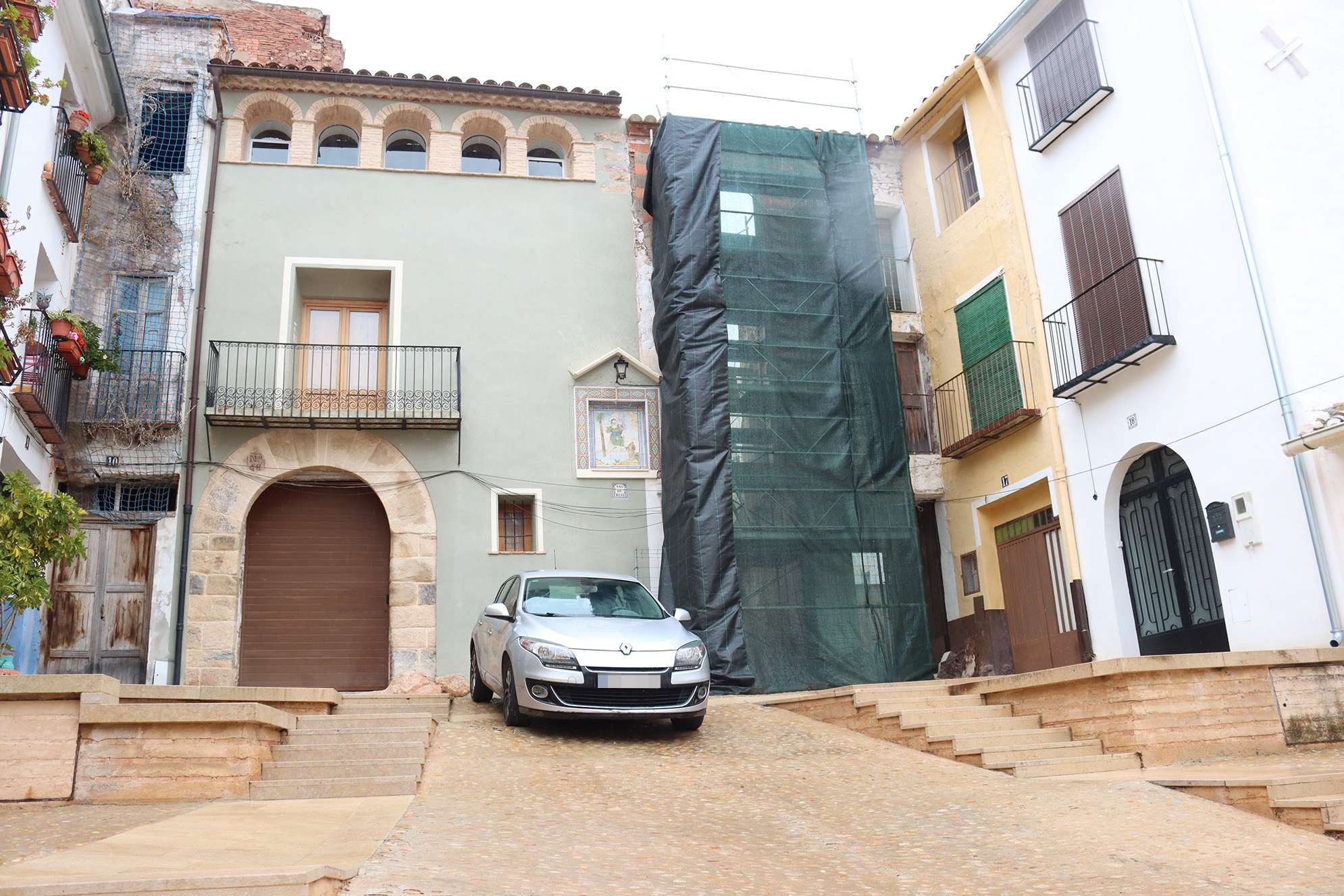Comienzan la reconstrucción de la fachada de la casa histórica de la plaza San Cristóbal en Onda