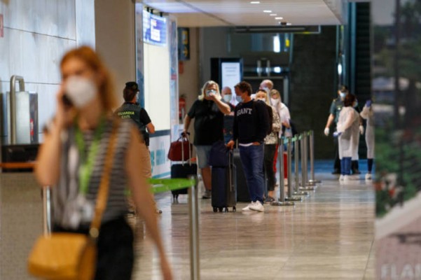 El aeropuerto Alicante-Elche busca adjudicatario para el control de pasaportes
