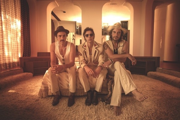 Santero y los muchachos preparan el lanzamiento de su tercer disco con 'Complicado'
