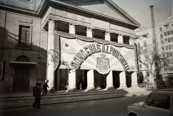 La Lonja exhibe los 175 años de historia del Teatro Principal de Alicante con un 